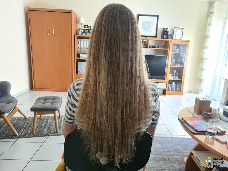 Man sieht die Haare nach dem Glätten mit dem Dyson Airwrap.